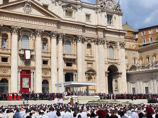 레오 14세 교황 즉위 미사 (바티칸=연합뉴스) 신창용 특파원 = 18일(현지시간) 바티칸 성 베드로 광장에서 레오 14세 교황의 즉위 미사가 거행되고 있다. 2025.05.18 changyong@yna.co.kr