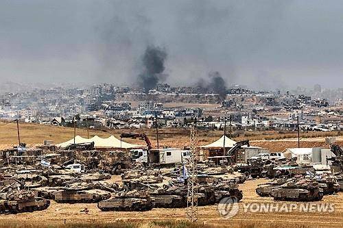 가자지구와 국경을 맞댄 이스라엘 남부에 주둔한 이스라엘군 탱크 부대  [AFP=연합뉴스 자료사진. 재판매 및 DB금지]