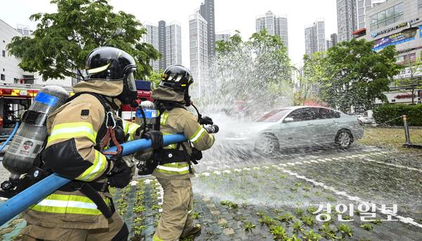 19일 오후 수원시 장안구 수원SK아트리움에서 ‘수원시 2025 안전한국훈련 및 긴급구조종합훈련’이 진행되고 있다. 2025.5.19 /이지훈기자 jhlee@kyeongin.com