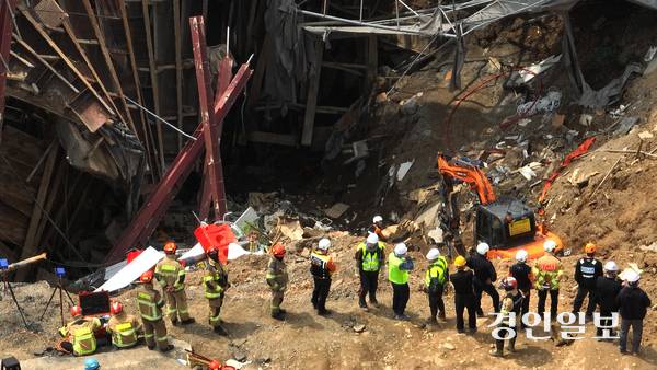 광명시 양지사거리 부근 신안산선 공사 현장에서 붕괴 사고가 발생한 당시 구조대원들이 분주히 움직이고 있다./경인일보DB