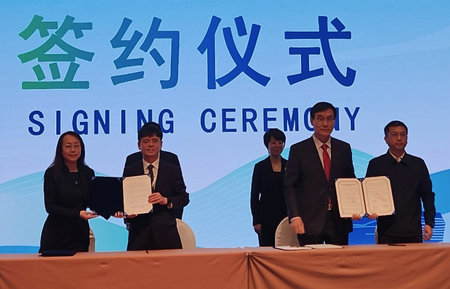 ▲ 지난 18일 중국 대련시 동아시아 문화수도 콘퍼런스에서 인천시·대련시 간 크루즈 산업 발전을 위한 전략적 업무협약식이 진행되고 있다. /사진제공=인천시