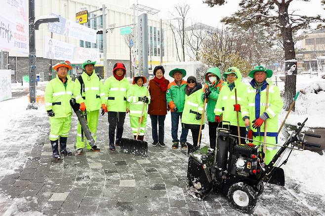 ▲ 이천시 자율방재단이 2025년 겨울 도로제설 작업 중 김경희(가운데) 시장과 기념촬영을 하고 있다./사진제공=이천시
