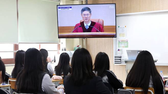 ▲ 윤석열 대통령 탄핵 선고일인 지난달 4일 인천의 한 학교에서 학생들이 탄핵 선고 방송을 시청하고 있다. /인천일보DB