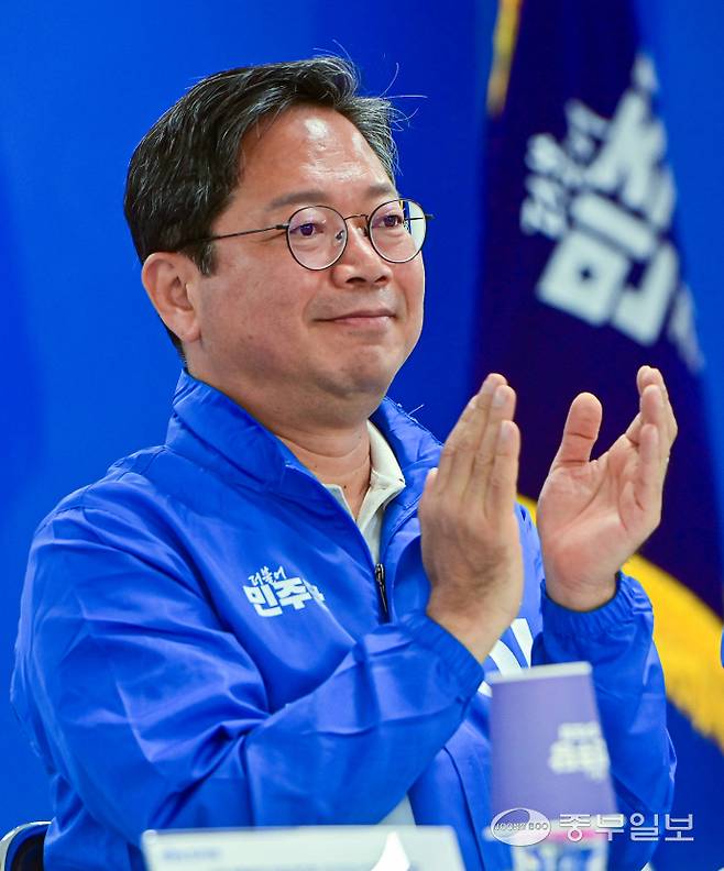 김승원 총괄공동상임선대위원장이 19일 오전 수원시 팔달구 더불어민주당 경기도당 대회의실에서 진행된 공동위원장단 회의에서 박수를 치고 있다. 임채운기자