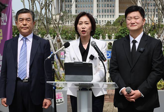 혁신당 허은아 전 대표가 지난달 23일 서울 여의도 국회의사당 앞에서 개혁신당 탈당 선언 기자회견을 하고 있다. 연합뉴스