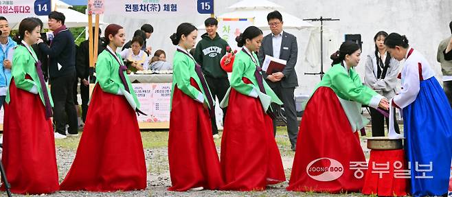성년의 날인 19일 오후 성남시 동서울대학교에서 열린 '2025 성남시 성년의날 기념행사'에서 성년을 맞은 학생들이 전통 성년례 시연을 하고 있다. 관혼상제(冠婚喪祭) 중 첫 번째 예식인 전통 성년례는 성인의 상징인 갓과 족두리를 씌워주며 책임감 있는 성년으로 임명하고 책임감을 부여하는 행사다. 김경민기자