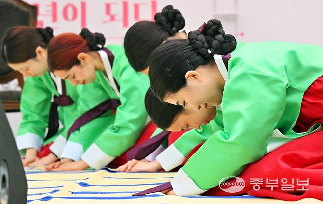 성년의 날인 19일 오후 성남시 동서울대학교에서 열린 '2025 성남시 성년의날 기념행사'에서 성년을 맞은 학생들이 전통 성년례 시연을 하고 있다. 관혼상제(冠婚喪祭) 중 첫 번째 예식인 전통 성년례는 성인의 상징인 갓과 족두리를 씌워주며 책임감 있는 성년으로 임명하고 책임감을 부여하는 행사다. 김경민기자