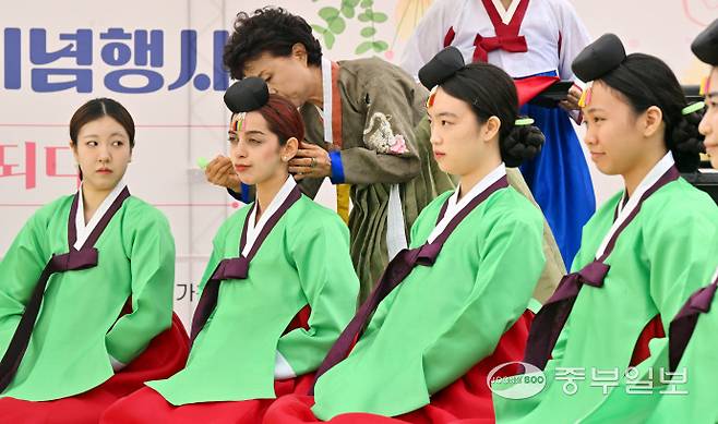 성년의 날인 19일 오후 성남시 동서울대학교에서 열린 '2025 성남시 성년의날 기념행사'에서 성년을 맞은 학생들이 전통 성년례 시연을 하고 있다. 관혼상제(冠婚喪祭) 중 첫 번째 예식인 전통 성년례는 성인의 상징인 갓과 족두리를 씌워주며 책임감 있는 성년으로 임명하고 책임감을 부여하는 행사다. 김경민기자