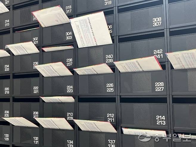 19일 오후 수원시 장안구 성균관대학교 자연과학캠퍼스 기숙사 우편함에 지난 18일 도착한 대선 선거공보물이 쌓여 있다. 이지윤기자