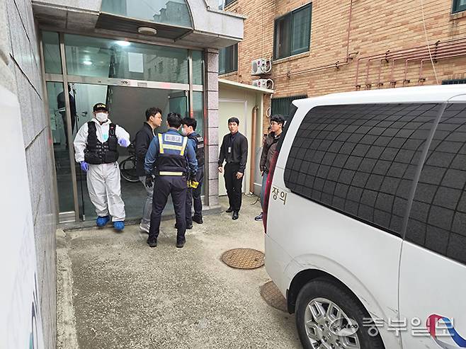 19일 오후 시흥시 정왕동의 한 편의점에서 흉기 사건이 발생한 가운데 편의점 인근 주택에 사망자가 발생해 경찰과 국과수 직원이 현장을 감식하고 있다. 노경민기자