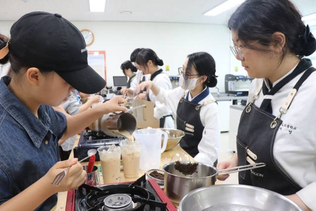 세종장영실고는 지난 17일 '학교 방문의 날'을 맞아 중학생과 학부모를 초청해 다양한 전공 체험 프로그램과 진로 상담을 진행해 큰 호응을 얻었다. 세종장영실고 제공