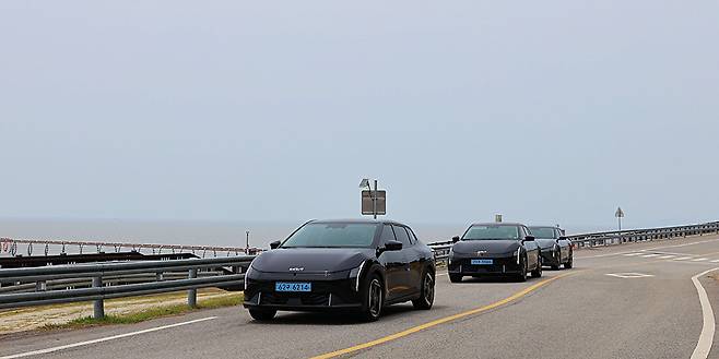 기아가 최근 ‘더 기아 EV4’의 시승 행사를 개최했다. 사진은 1회 충전으로 533㎞ 주행, AI 어시스턴트, 동급 최초 100W C타입 USB 충전 단자 등 주행거리와 편의성 등 다양한 기능이 대거 탑재된 EV4의 내외부 모습.<기아 제공>