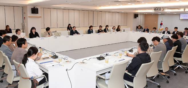 고광완 광주광역시 행정부시장이 19일 오후 시청 중회의실에서 열린 제2기 광주시 기후위기대응위원회 정기회의에 참석해 의견을 나누고 있다./광주시 제공