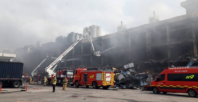 금호타이어 광주공장에서 발생한 화재로 인근 주민들이 지속된 연기로 인한 두통·기침·눈 따가움 등 신체 이상을 호소하고 있다. 사진은 19일 금호타이어 광주공장 화재 현장에서 연기가 뿜어져 나오자 소방대원들이 물을 뿌리고 있는 모습. /임문철 기자 35mm@namdonews.com