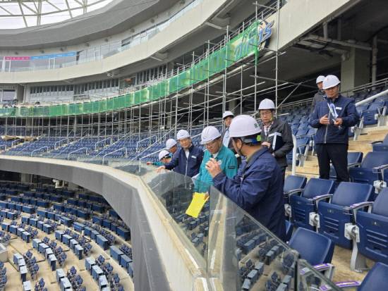 장금용 창원시장 권한대행이 창원NC파크 현장점검을 하고 있다.