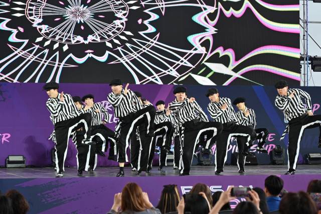 2025 부산스텝업댄스페스티벌 ‘댄스 퍼포먼스 월드 챔피언십’에서 2등을 차지한 ‘락앤롤 크루’ 경연 모습. 청년문화진흥협회 제공