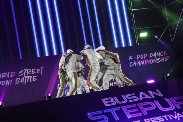2025 부산스텝업댄스페스티벌 첫날 경선 ‘부산 대표 선발전’에서 1등을 차지한 ‘팀 에이치(TEAM H)’ 경연 모습. 청년문화진흥협회 제공