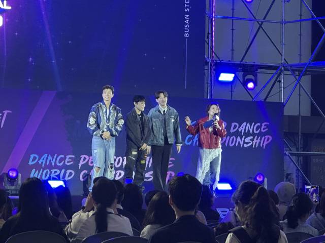 2025 부산스텝업댄스페스티벌 첫째 날 경선 ‘부산 대표 선발전’ 심사를 맡은 가수 장우영(2PM), K팝 안무가 최영준, 가수 겸 뮤지컬배우 세븐을 MC 박경림이 소개하고 있다. 김은영 기자