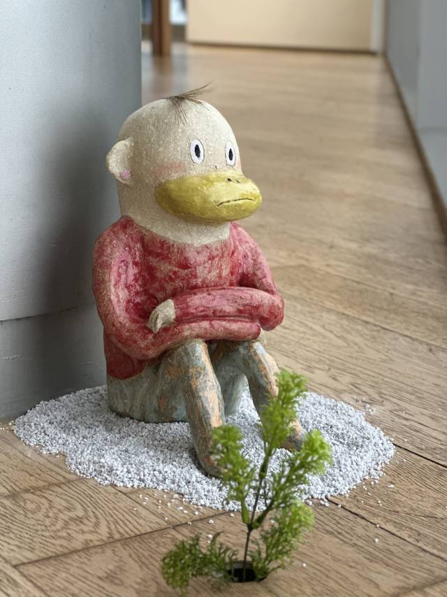 오는 6월 15일까지 부산 해운대구 메종드카린에서 열리는 정인혜와 갑빠오 2인전 '비밀정원'에 출품된 갑빠오의 작품 '대머리 총각' 설치 모습. 김은영 기자