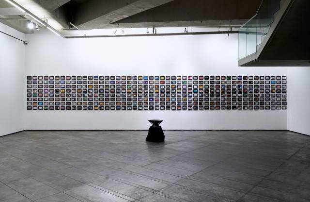 해미 클레멘세비츠 동서학 2018(2024 재제작) 사진 액자 스피커 앰프 사운드루프 가변설치 4분 30초. 경남도립미술관 제공