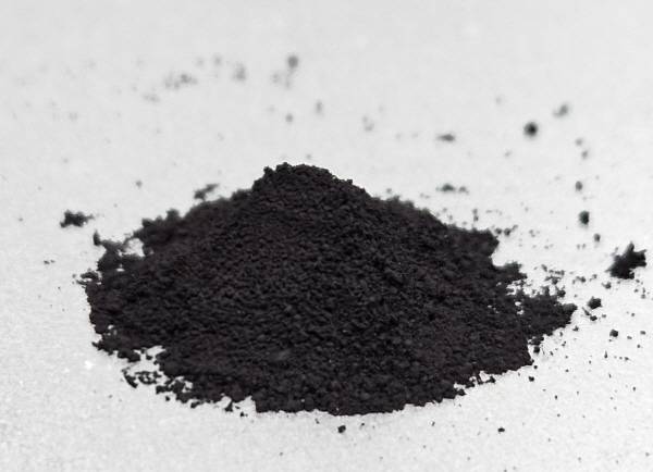 국내 폐타이어에서 추출한 재생 카본블랙 안료.