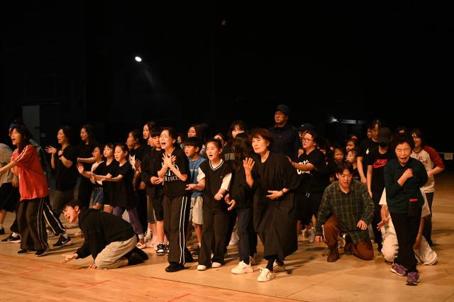 지난 17일 오후 밀양 아리랑아트센터 대공연장에서 2025 밀양강 오딧세이 실경미디어아트쇼 ‘칼을 품고 슬퍼하다’ 출연 배우들이 호흡을 맞추고 있다.