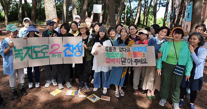 지난 17일 서귀포학생문화원 앞에서 도로 확장에 반대하는 행사 '같이 놀자'가 열렸다. / 사진=양종훈