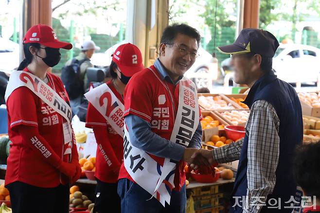 제21대 대통령 선거 국민의힘 김문수 후보 제주선거대책위원회는 19일 서귀포향토오일시장을 찾아 게릴라 홍보 유세를&nbsp;진행하며 서귀포시민 표심을 공략했다. ⓒ제주의소리