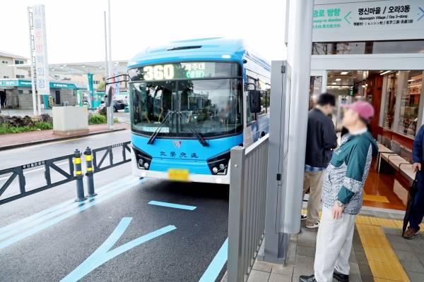 제주시 오라오거리 섬식정류장에서 승객들이 승차 중인 모습.