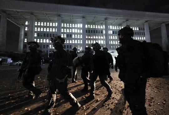 지난해 12월 4일 서울 여의도 국회에서 계엄군이 외부로 이동하고 있다. 사진=뉴시스