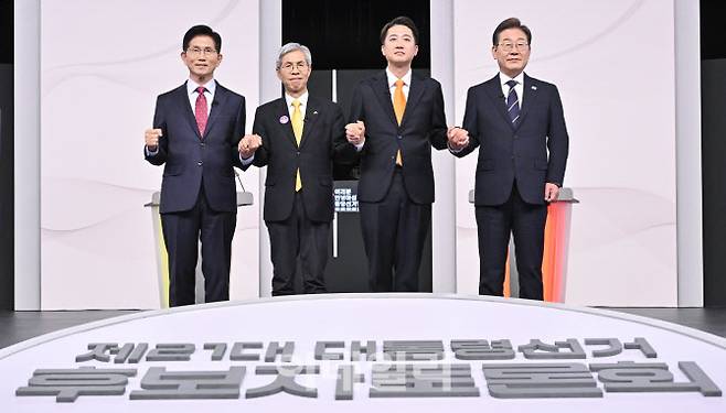 [국회사진취재단] 18일 서울 마포구 SBS프리즘타워에서 열린 중앙선거방송토론위원회 주관 제21대 대통령선거 후보자토론회에서 각 정당 대선 후보들이 선전을 다짐하고 있다. 왼쪽부터 국민의힘 김문수, 민주노동당 권영국, 개혁신당 이준석, 더불어민주당 이재명 대선후보.