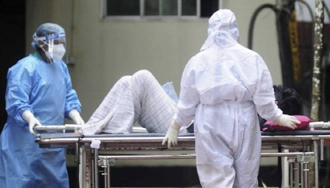 인도 남부 케랄라주 코지코드에 있는 정부 병원에서 보건 요원들이 니파 바이러스 증상이 있는 남성을 격리 병동으로 옮기고 있다. (AP=연합뉴스)