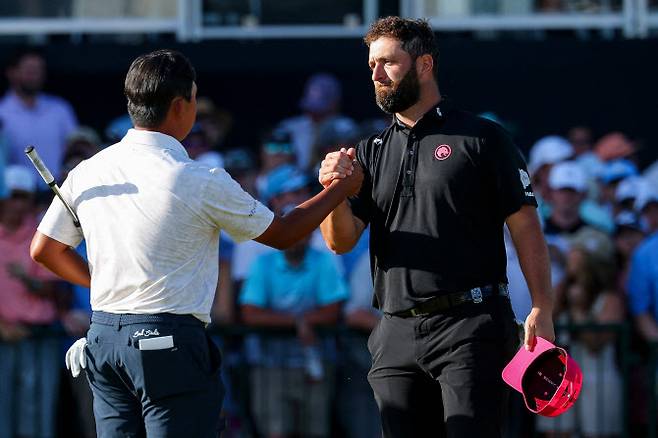 김시우(왼쪽)가 PGA 챔피언십에서 나란히 공동 8위로 경기를 끝낸 존람과 손을 마주잡고 인사하고 있다. (사진=AFPBBNews)