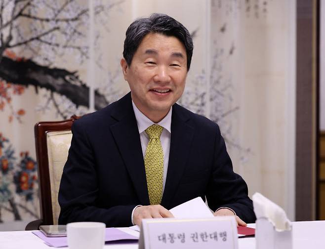 이주호 대통령 권한대행 부총리 겸 교육부 장관이 19일 정부서울청사에서 경제안보전략 간담회를 하고 있다.(사진=교육부 제공)