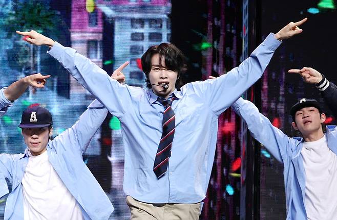 라이즈(RIIZE) 성찬이 19일 오전 서울 용산구 블루스퀘어에서 가진 첫 정규 앨범 ‘오디세이(ODYSSEY)’ 발매 기념 쇼케이스에서 타이틀 곡 ‘Fly Up’(플라이 업)을 선보이고 있다,(사진=뉴스1)