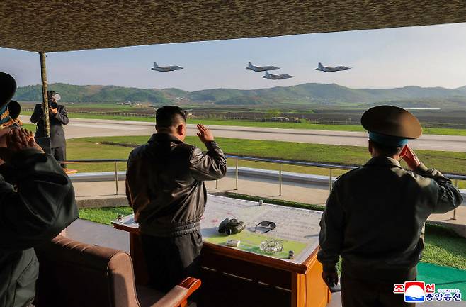 김정은 북한 국무위원장이 지난 15일 제1공군사단 관하 비행연대를 방문해 공군 반항공(방공)전투 및 공습 훈련을 지도했다고 조선중앙통신이 17일 보도했다.(사진 출처=조선중앙통신)