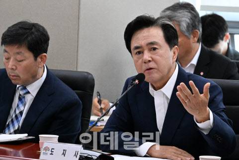 김태흠 충남지사가 19일 도청 중회의실에서 열린 도정 주요 현안 추진 상황 점검회의를 주재하고 있다. (사진=충남도 제공)