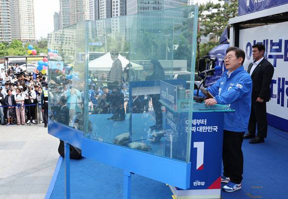 더불어민주당 이재명 대선 후보가 19일 서울 용산역광장에서 열린 집중유세에서 시민들에게 지지를 호소하고 있다. 공동취재사진