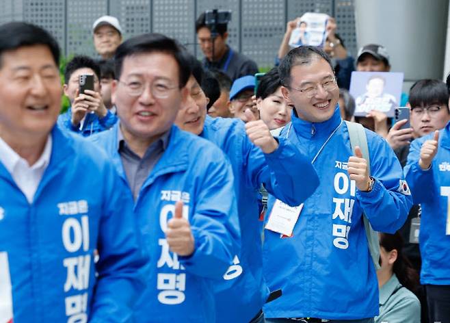 더불어민주당에 입당한 김상욱 의원이 19일 오후 서울 용산역 광장에서 열린 이재명 대통령 후보 집중유세에 참석해 지지를 호소하고 있다. 뉴스1