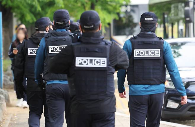 19일 경기도 시흥의 편의점과 체육공원 등에서 50대 중국동포가 시민 2명을 잇달아 흉기로 찌르는 사건이 발생해 경찰이 수사에 나선 가운데 용의자의 자택과 그 주변에서 시신 2구가 발견됐다. 사진은 편의점 인근에서 경찰이 분주하게 이동하는 모습.(사진=연합뉴스)