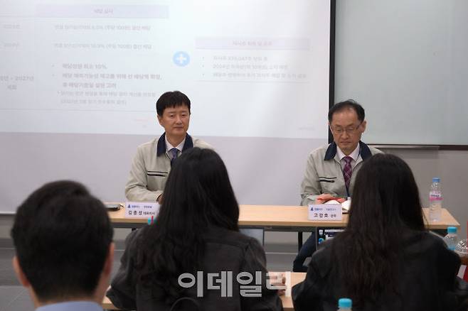 김종성 엠플러스 대표(왼쪽)가 충북 청주 엠플러스 본사에서 공장 투어를 진행하기 전 질의를 받고 있다. (사진=엠플러스)