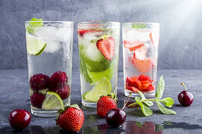 얼음은 차갑다는 이유로 위생적일 것이라는 인식과 달리 관리가 소홀하면 세균이 번식하기 쉽다. [사진=게티이미지뱅크]