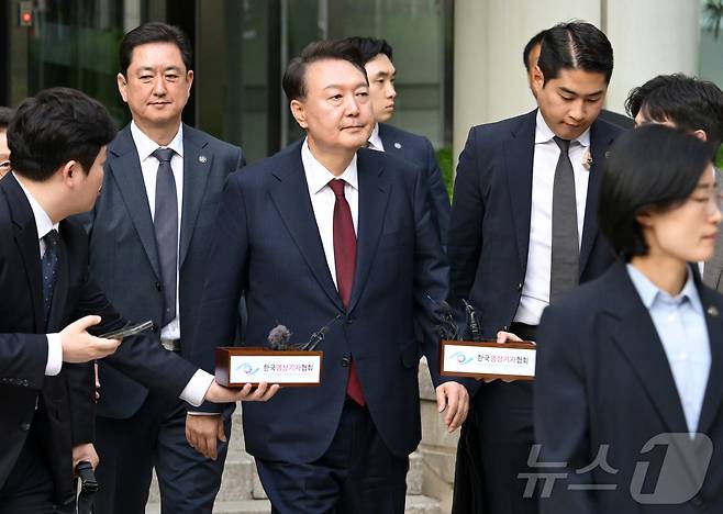 윤석열 전 대통령이 12일 오전 서울 서초구 중앙지방법원에서 열린 내란 우두머리 혐의, 직권남용 권리행사방해 혐의 사건 3차 공판을 마치고 법원을 나서고 있다. ⓒ News1 사진공동취재단