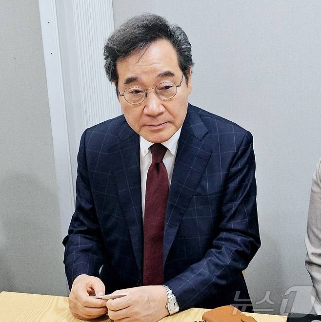 이낙연 전 국무총리(새미래민주당 상임고문)가 2일 대구 북구의 한 식당에서 취재진과 만나 질문에 답하고 있다. 2025.5.2/뉴스1 ⓒ News1 남승렬 기자