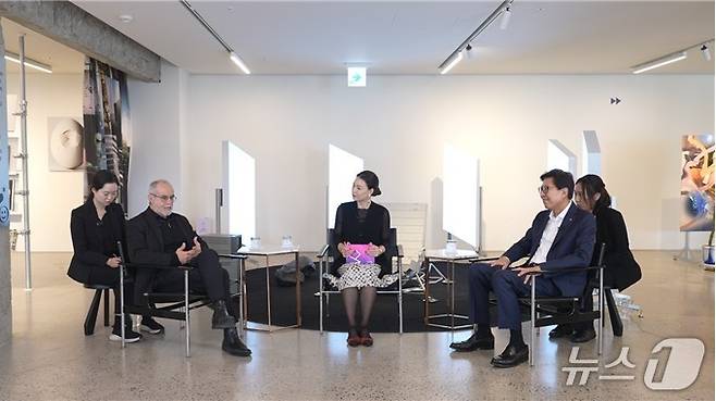 박 시장과 카를로스 모레노 교수가 도모헌에서 대담하고 있다.(부산시청 제공. 재판매 및 DB 금지)