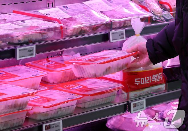 서울 시내 한 대형마트에 닭고기가 진열돼 있다./뉴스1 ⓒ News1 이동해 기자