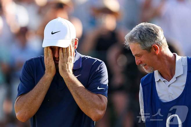 스코티 셰플러(미국)가 19일(한국시간) 열린 PGA 챔피언십에서 우승을 확정한 뒤 감격스러워하고 있다. ⓒ AFP=뉴스1