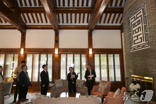 미 대사관저 내부투어 모습.(중구청 제공)