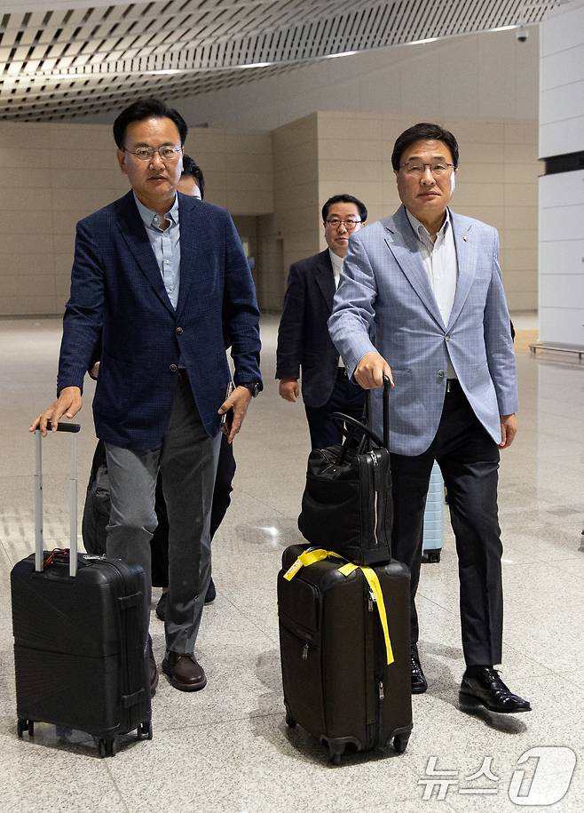 유상범 국민의힘 의원(왼쪽), 김대식 의원이 18일 인천국제공항에서 홍준표 전 대구시장의 선대위 합류 설득을 위해 미국 하와이로 출국하고 있다. 국민의힘 선대위는 이날 "홍 전 시장 설득과 귀국 요청을 위해 ‘하와이 특사단’을 구성했다＂고 밝혔다. 이번 특사단은 '유상범 단일화추진본부장, 김대식 대외협력본부장, 조광한 대외협력부본부장, 이성배 선대위 대변인' 으로 구성됐다. 이들은 김문수 후보 손편지를 직접 전달할 계획이다. 2025.5.18/뉴스1 ⓒ News1 이승배 기자