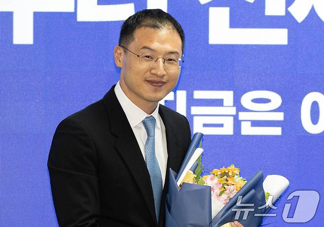 더불어민주당에 입당한 김상욱 의원이 19일 오전 서울 여의도 국회 더불어민주당사에서 열린 입당 환영식에서 꽃다발을 손에 들고 미소를 짓고 있다. ⓒ News1 이재명 기자